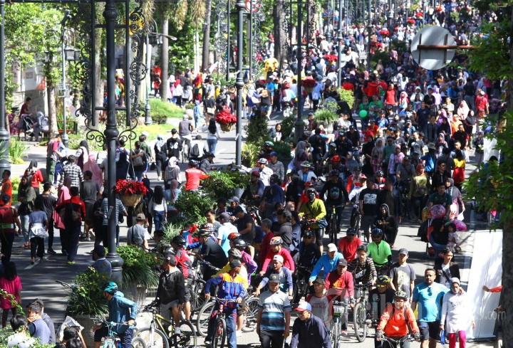 Warga Menikmati Car Free Day (CFD) Dago Bandung