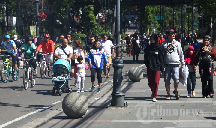 Warga Menikmati Car Free Day (CFD) Dago Bandung