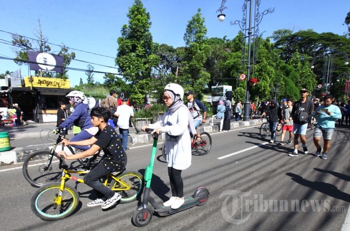 Warga Menikmati Car Free Day (CFD) Dago Bandung