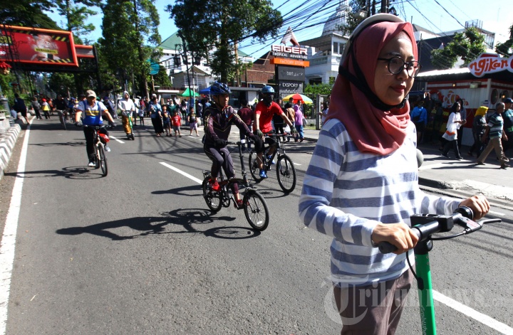 Warga Menikmati Car Free Day (CFD) Dago Bandung