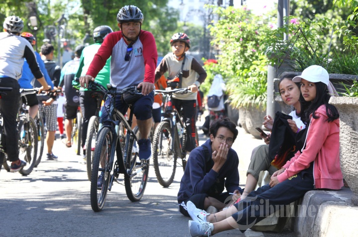 Warga Menikmati Car Free Day (CFD) Dago Bandung