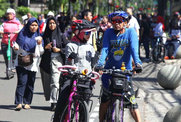 Warga Menikmati Car Free Day (CFD) Dago Bandung