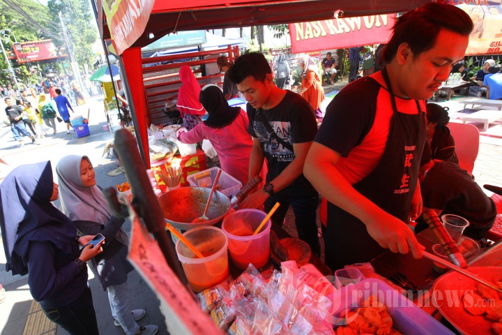Warga Menikmati Car Free Day (CFD) Dago Bandung