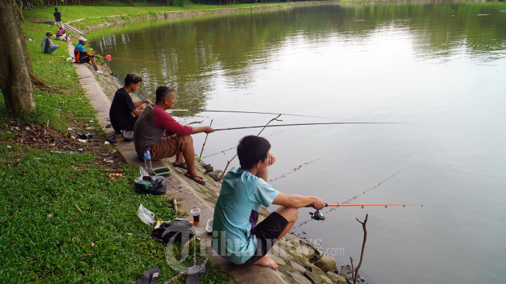 Warga Menjaring dan Memancing Ikan di Danau Tiga Raksa