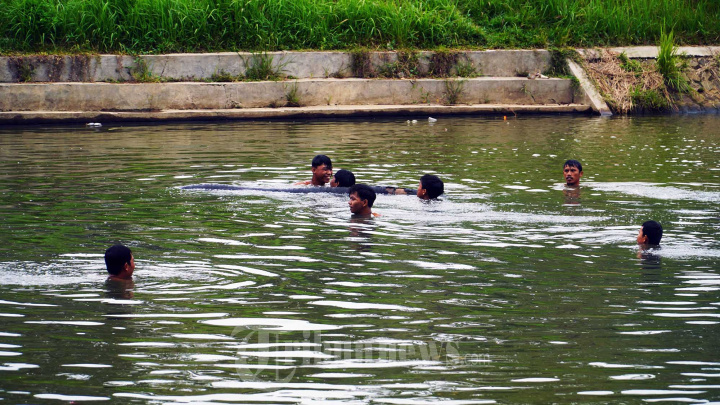 Warga Menjaring dan Memancing Ikan di Danau Tiga Raksa