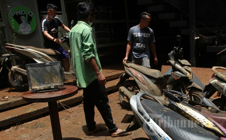 Warga Mulai Membersihkan Lumpur Pasca Banjir