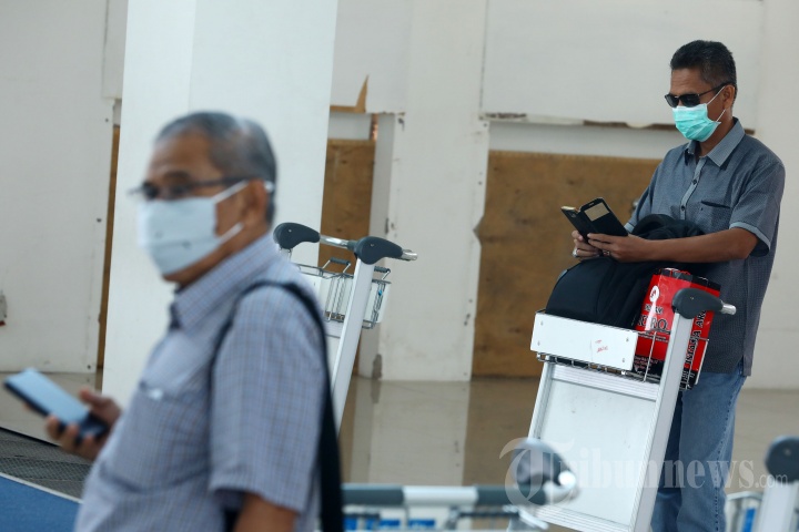 Warga Natuna Gunakan Masker Jalani Aktivitas