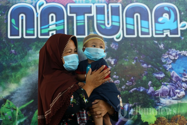 Warga Natuna Gunakan Masker Saat Jalani Aktivitas Sehari-hari