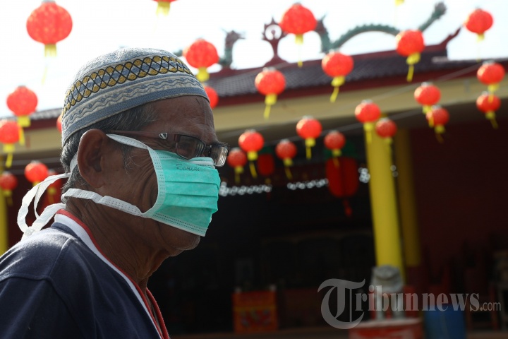 Warga Natuna Gunakan Masker Saat Jalani Aktivitas Sehari-hari