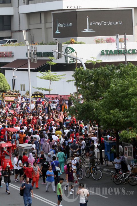 Warga Padati Lokasi Ledakan Sarinah Saat CFD