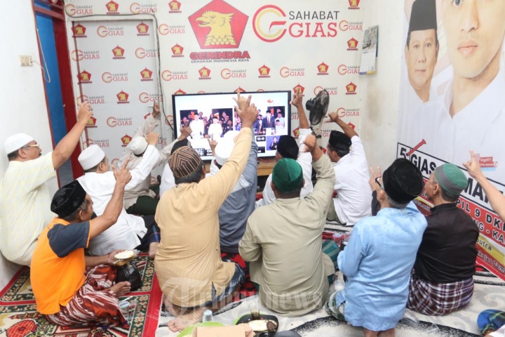 Warga Pekojan Nobar Debat Capres 2019