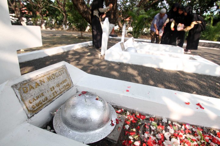 Warga Peringati Hari Pahlawan Di TMP Taruna