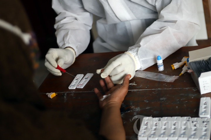Warga Petamburan Jalani Rapid Test
