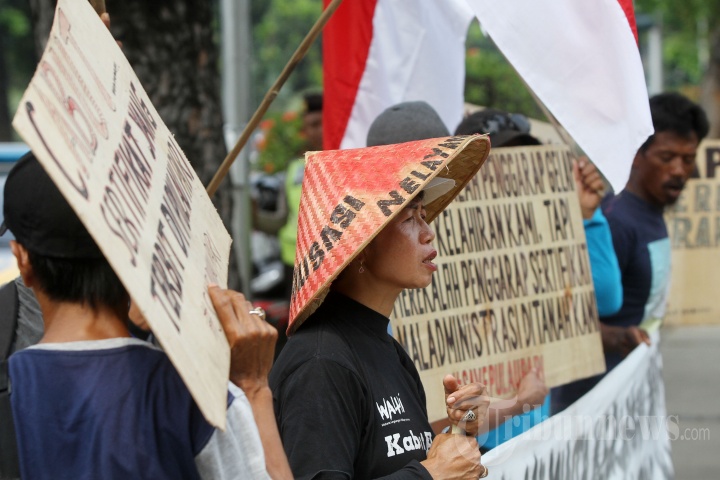 Warga Pulau Pari Demo Depan Balaikota