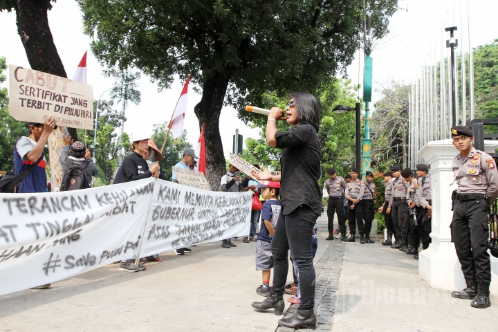 Warga Pulau Pari Demo Depan Balaikota