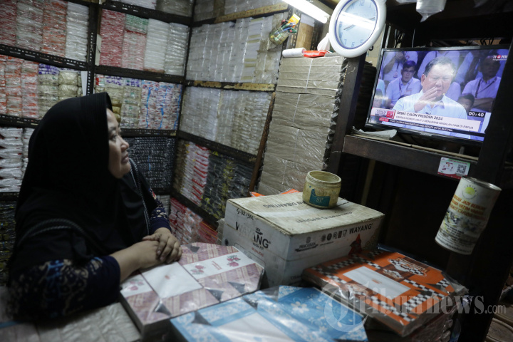 Warga Saksikan Debat Capres 2024