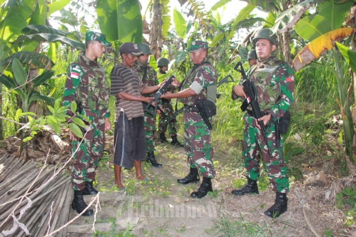Warga Serahkan Senjata Rakitan Kepada Satgas Pamtas