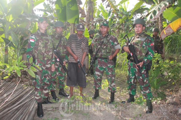 Warga Serahkan Senjata Rakitan Kepada Satgas Pamtas
