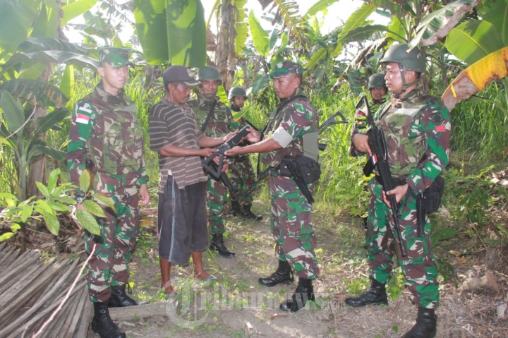Warga Serahkan Senjata Rakitan Kepada Satgas Pamtas