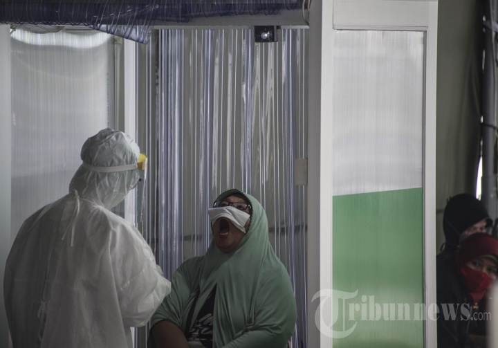 Warga Surabaya Jalani Test Swab Covid-19