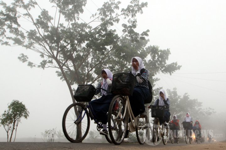 Warga Tetap Bersekolah Meski Dikepung Asap