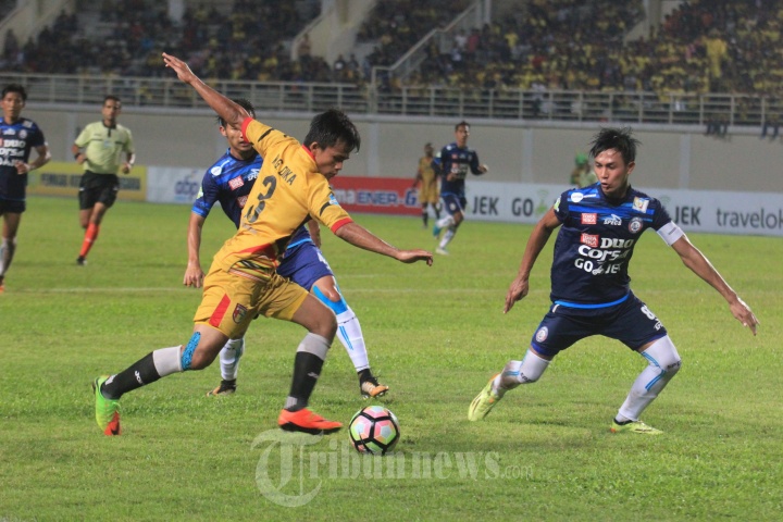 Wiganda Pradika Dihadang Dua Pemain Arema