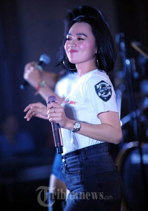 Wika Salim Macho Dengan Kaus Model Brotherhood MC