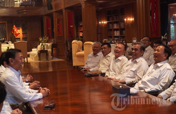 Wiranto Berkunjung ke Kediaman Prabowo Subianto