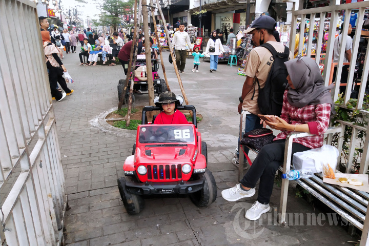 Wisata di Area Pedestrian Alun-alun Kota Bandung