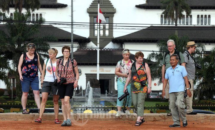 Wisatawan Mancanegara Jalan-Jalan di Bandung