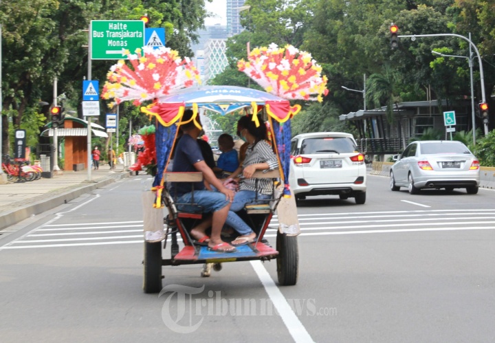 Wisatawan Naik Delman di Monas