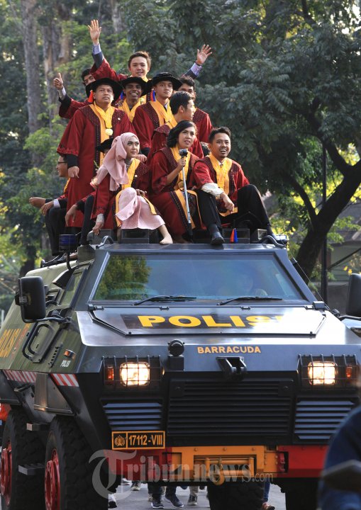 Wisudawan Unpad Diarak Pakai Barracuda Gegana Polda