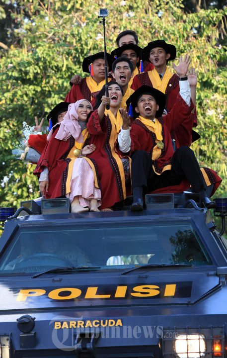 Wisudawan Unpad Diarak Pakai Barracuda Gegana
