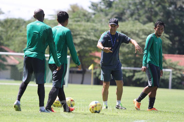 Wolfgang Pikal Memberikan Arahan Timnas Indonesia
