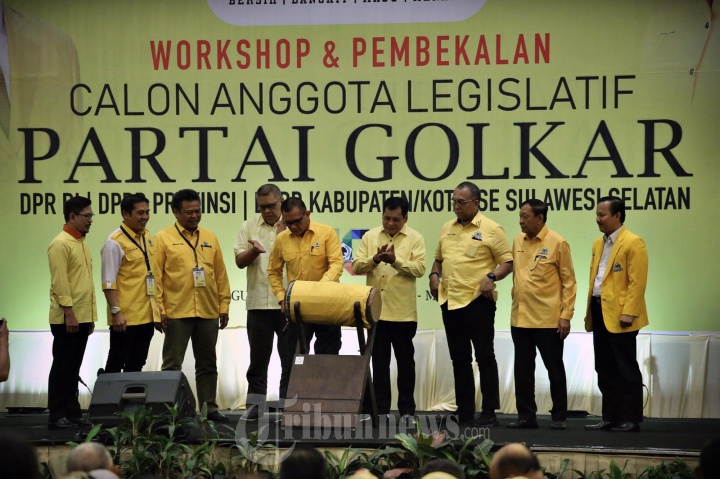 DPD I Partai Golongan Karya, Sulsel, melaksanakan workshop dan pembekalan kepada sekitar 900 lebih caleg Golkar se-Sulsel di Hotel Claro, Makassar, Minggu (12/8). kegiatan ini bertujuan untuk memaksimalkan kualitas dan pencapaian Calon Anggota Legislatif.