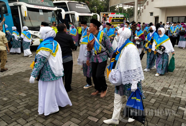 Yana Mulyana Lepas Jemaah Calon Haji Kota Bandung Kloter Pertama