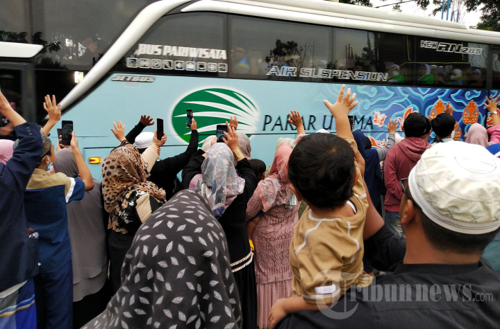 Yana Mulyana Lepas Jemaah Calon Haji Kota Bandung Kloter Pertama