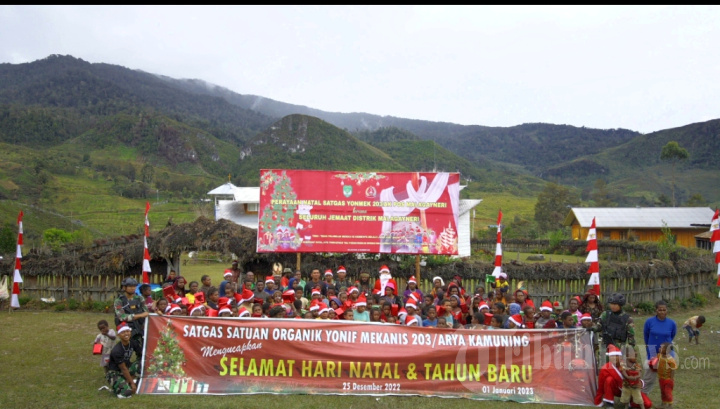Yonif Mekanis 203/AK Natal Bersama Mayarakat di Distrik Malagayneri