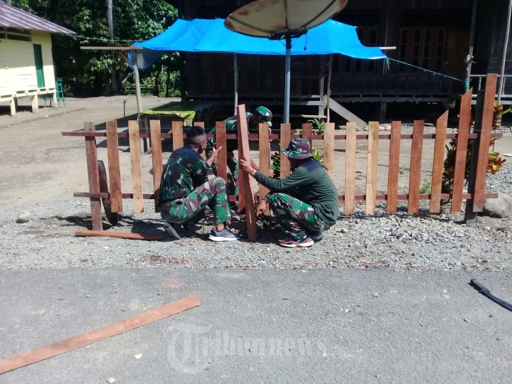 Yonif PR 328/DGH Buat Pagar di Kampung Kriko