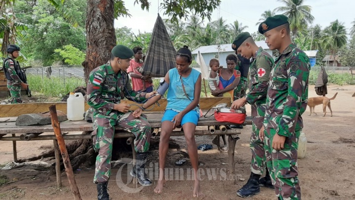 Yonif Raider 411/Pandawa Kostrad Gelar Pengobatan Keliling di Pa
