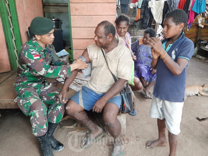 Yonif Raider 411/Pandawa Kostrad Gelar Pengobatan Keliling di Pa