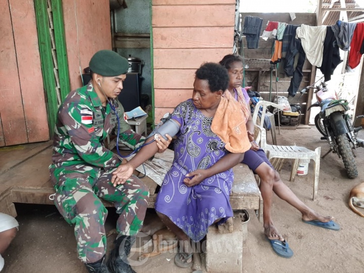 Yonif Raider 411/Pandawa Kostrad Gelar Pengobatan Keliling di Pa