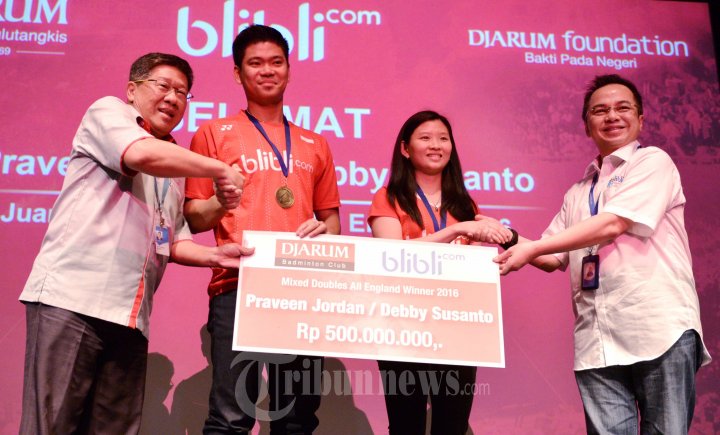 Yoppy Rosimin Serahkan Bonus Rp 500 Juta Untuk Preven/Debby