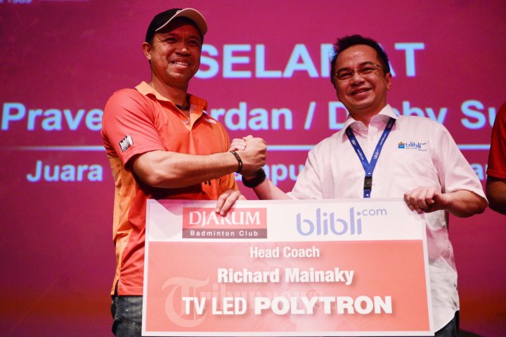 Yoppy Rosimin Serahkan Bonus Rp 500 Juta Untuk Preven/Debby