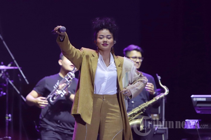 Penampilan penyanyi Yura Yunita pada acara Jakarta Weekday Festival, di Jakarta, Kamis (24/10/2019). Festival musik yang diadakan pada hari kerja ini menghadirkan sejumlah musisi dalam dan luar negeri. 