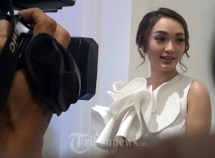 Zaskia Gotik Hadiri Resepsi Pernikahan Ratu Meta