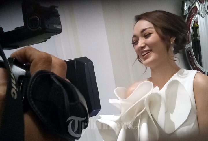 Zaskia Gotik Hadiri Resepsi Pernikahan Ratu Meta