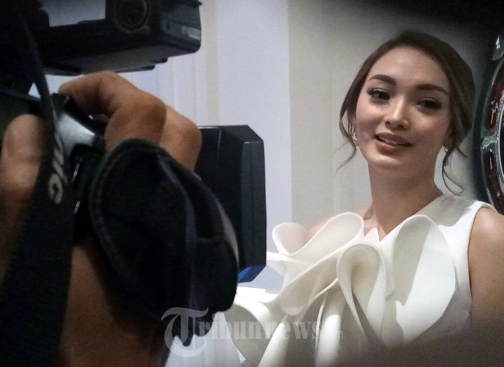 Zaskia Gotik Hadiri Resepsi Pernikahan Ratu Meta
