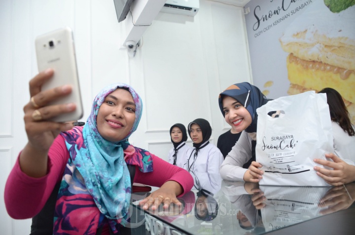 Zaskia Sungkar Buka Toko Surabaya Snow Cake