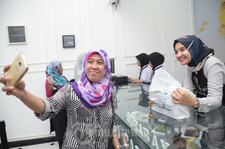 Zaskia Sungkar Buka Toko Surabaya Snow Cake